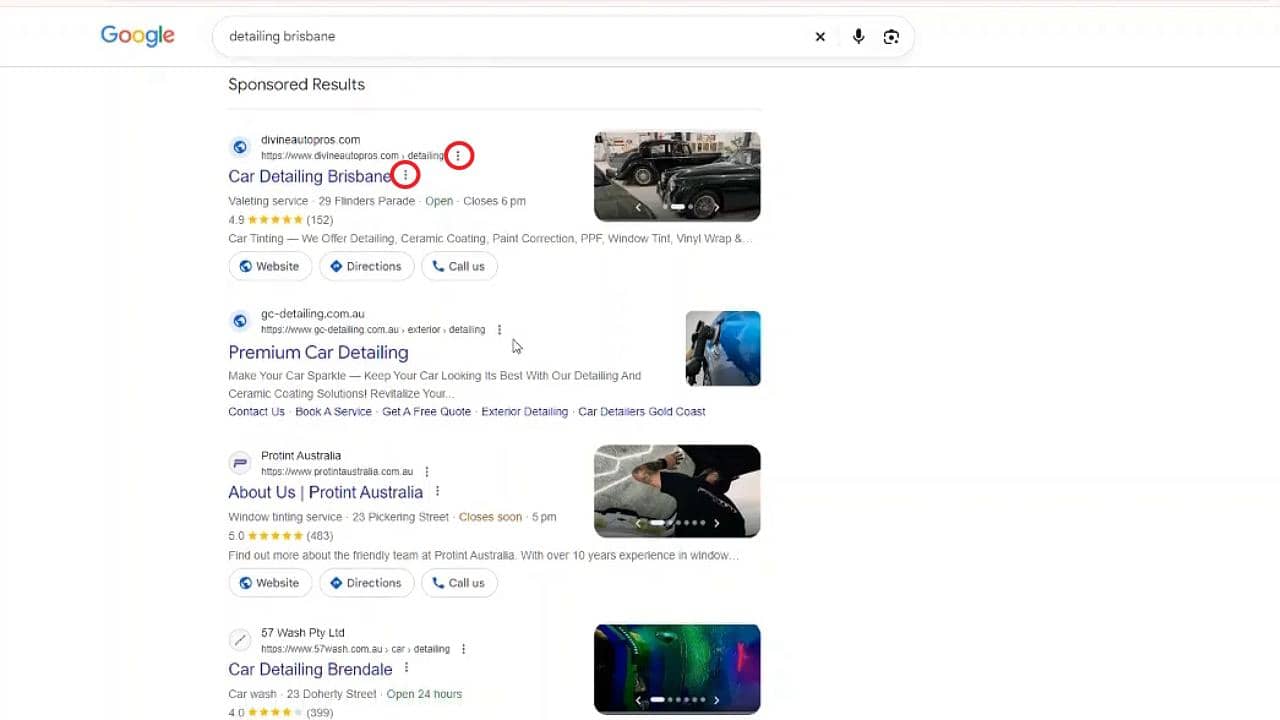Dwa menu z trzema kropkami w reklamach w wyszukiwarce
